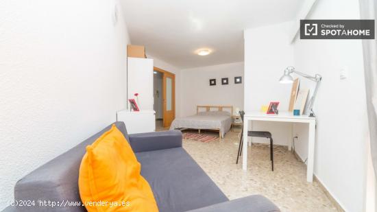 Habitación luminosa con balcón en piso compartido, Extramurs. - VALENCIA