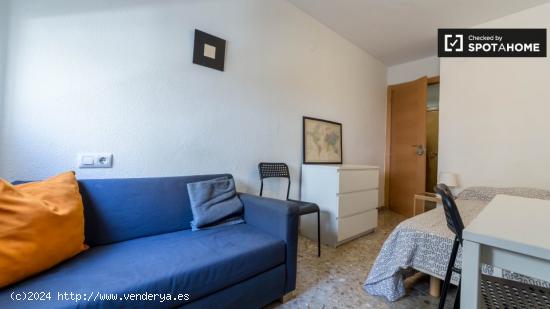 Habitación interior con amplio espacio de almacenamiento en piso compartido, Extramurs. - VALENCIA