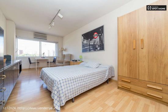  Gran habitación con escritorio en el apartamento de 5 dormitorios, La Saïdia - VALENCIA 