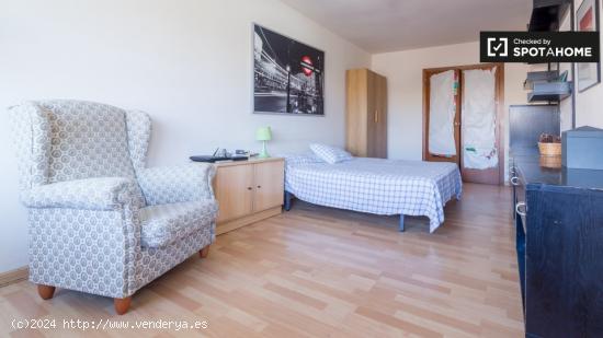 Gran habitación con escritorio en el apartamento de 5 dormitorios, La Saïdia - VALENCIA