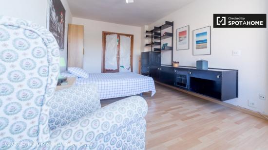 Gran habitación con escritorio en el apartamento de 5 dormitorios, La Saïdia - VALENCIA