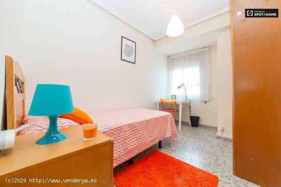 Acogedora habitación con escritorio en apartamento de 5 habitaciones, Algirós - VALENCIA