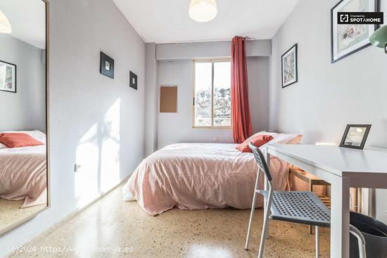 Animada habitación con ventana con vistas a la calle en piso de 5 habitaciones, Ciutat Vella - VALE