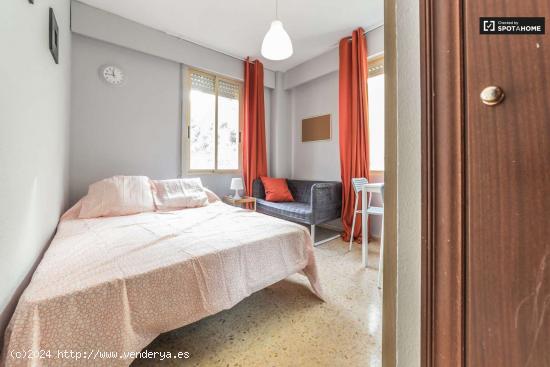 Enorme habitación con llave propia en piso de 5 habitaciones, Ciutat Vella - VALENCIA