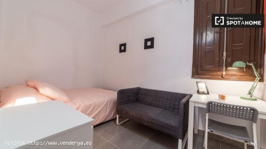 Habitación acogedora con armario independiente en un apartamento de 5 dormitorios, Eixampl - VALENC