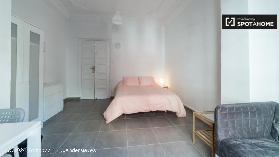 Habitación luminosa con cómoda en un apartamento de 5 dormitorios, Eixampl - VALENCIA