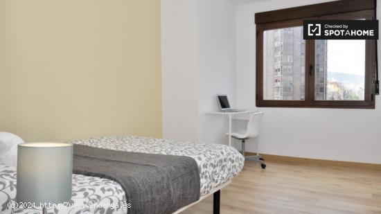 Buena habitación con llave independiente en el apartamento de 8 dormitorios, Eixample - BARCELONA