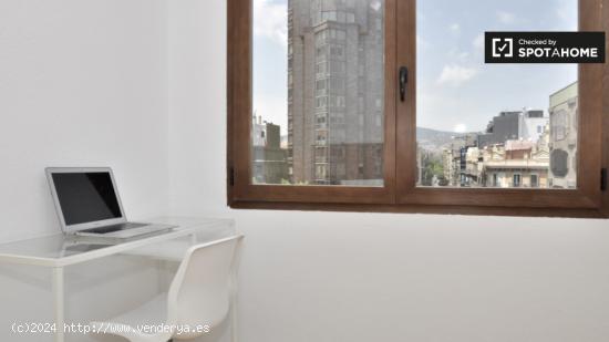 Buena habitación con llave independiente en el apartamento de 8 dormitorios, Eixample - BARCELONA