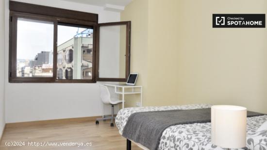 Habitación enorme con amplio espacio de almacenamiento en el apartamento de 8 dormitorios, Eixample