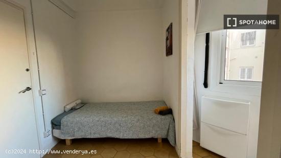 Habitación interior con cómoda en un apartamento de 6 dormitorios, Eixample - BARCELONA