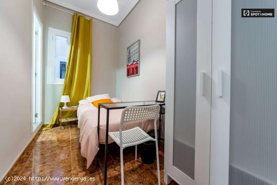 Cómoda habitación con cómoda en el apartamento de 6 dormitorios, Extramurs - VALENCIA