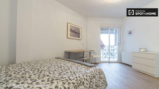 Elegante habitación en un apartamento de 5 dormitorios en L'Eixample - VALENCIA