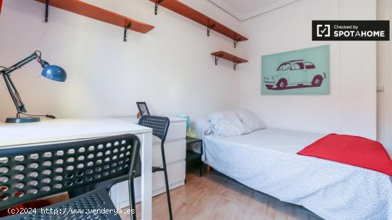 Acogedora habitación en un apartamento de 6 dormitorios, Quatre Carreres - VALENCIA