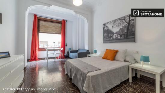 Hermosa habitación en alquiler en un apartamento de 8 dormitorios, Extramurs - VALENCIA