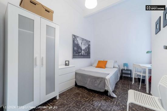  Se alquila habitación amueblada, apartamento de 8 habitaciones, Extramurs - VALENCIA 