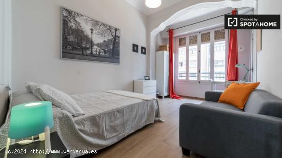 Habitación luminosa en alquiler en un apartamento de 6 dormitorios en Extramurs - VALENCIA