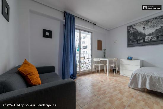  Amplia habitación en un apartamento de 5 dormitorios en Quatre Carreres - VALENCIA 