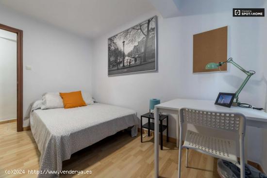  Habitación amueblada en apartamento de 5 dormitorios en Quatre Carreres - VALENCIA 