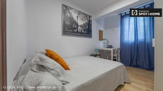 Habitación amueblada en apartamento de 5 dormitorios en Quatre Carreres - VALENCIA