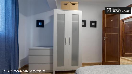 Habitación amueblada en apartamento de 5 dormitorios en Quatre Carreres - VALENCIA