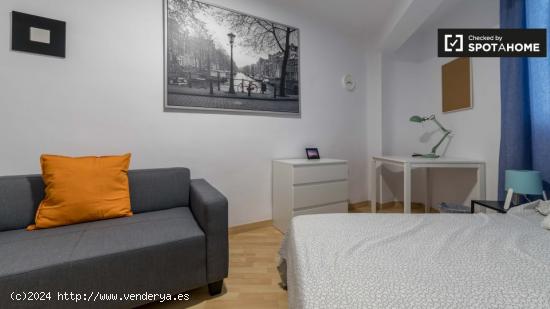 Acogedora habitación en apartamento de 5 dormitorios en Quatre Carreres - VALENCIA