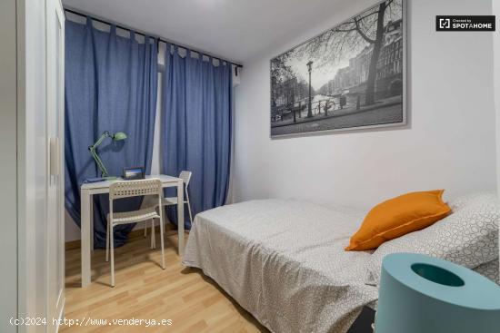  Habitación amueblada en apartamento de 5 dormitorios en Quatre Carreres - VALENCIA 