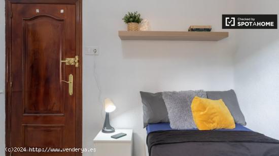 Acogedora habitación en apartamento de 5 dormitorios en alquiler en Carabanchel - MADRID