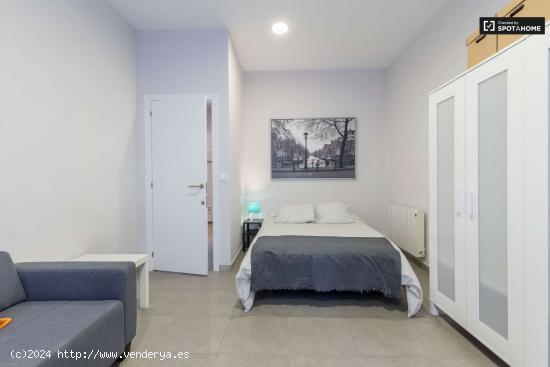  Elegante habitación en alquiler en el apartamento de 5 dormitorios en L'Eixample - VALENCIA 