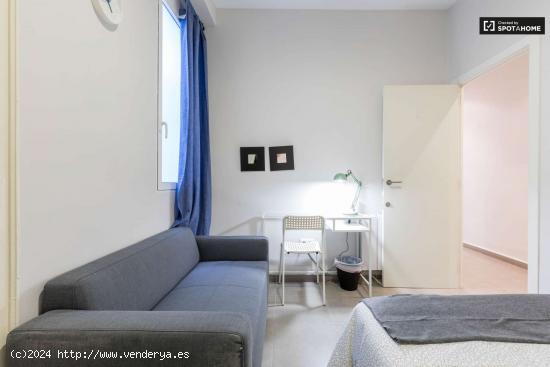  Cómoda habitación en alquiler en el apartamento de 5 dormitorios en L'Eixample - VALENCIA 