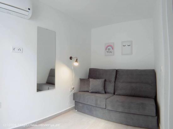  Apartamento estudio compacto con terraza en alquiler en Usera - MADRID 