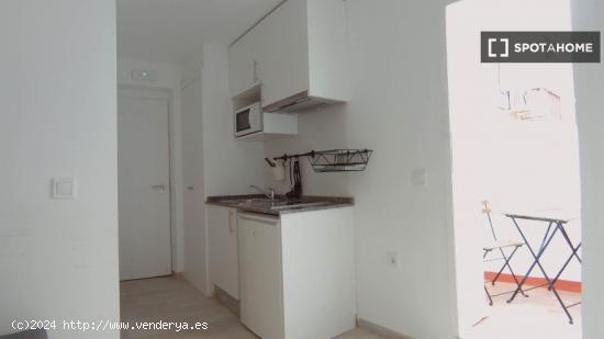 Apartamento estudio compacto con terraza en alquiler en Usera - MADRID