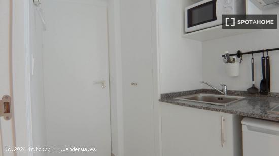 Apartamento estudio compacto con terraza en alquiler en Usera - MADRID