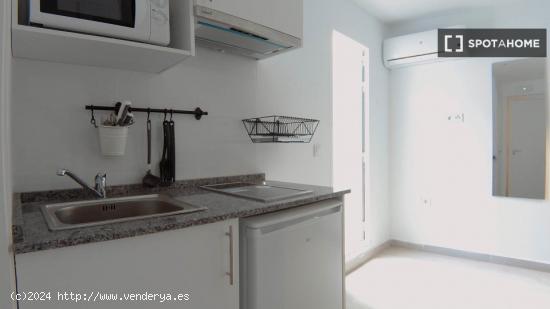 Apartamento estudio compacto con terraza en alquiler en Usera - MADRID