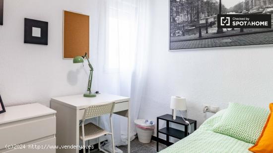 Dulce habitación en alquiler en el apartamento de 6 dormitorios en L'Eixample - VALENCIA