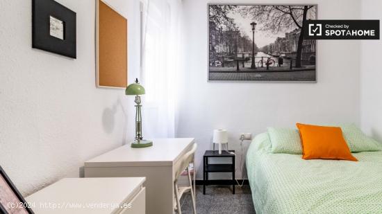 Dulce habitación en alquiler en el apartamento de 6 dormitorios en L'Eixample - VALENCIA