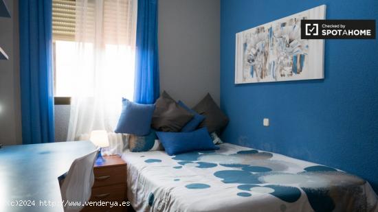 Habitación luminosa en alquiler en apartamento de 5 dormitorios en Alcalá de Henares. - MADRID