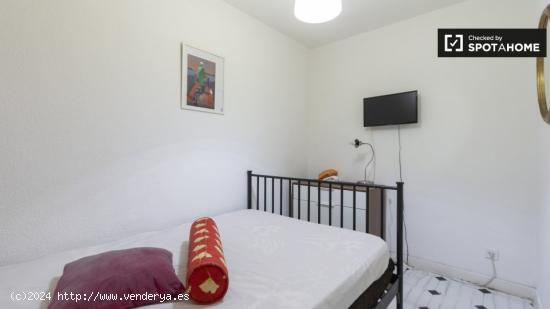 Se alquila habitación en elegante apartamento de 4 dormitorios en Chueca - MADRID