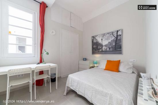  Habitación renovada en alquiler en un apartamento de 5 dormitorios en L'Eixample - VALENCIA 