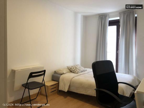  Habitaciones para alquilar en apartamento de 8 habitaciones en Madrid - MADRID 