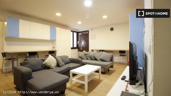 Habitaciones para alquilar en apartamento de 8 habitaciones en Madrid - MADRID