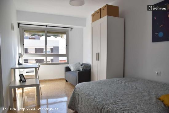  Se alquila habitación en piso de 8 dormitorios en L'Amistat, Valencia - VALENCIA 