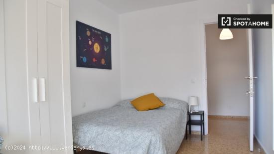 Se alquila habitación en piso de 8 dormitorios en L'Amistat, Valencia - VALENCIA