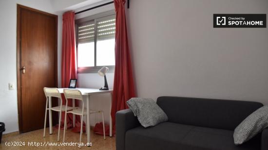 Se alquila habitación en piso de 8 dormitorios en L'Amistat, Valencia - VALENCIA