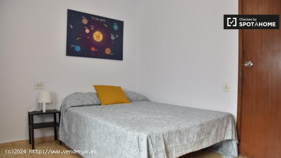 Se alquila habitación en piso de 8 dormitorios en L'Amistat, Valencia - VALENCIA