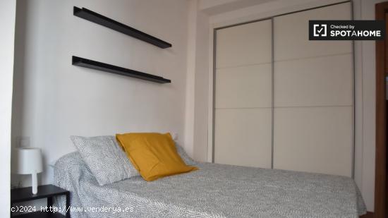 Se alquila habitación en piso de 3 habitaciones en Ciutat Vella - VALENCIA