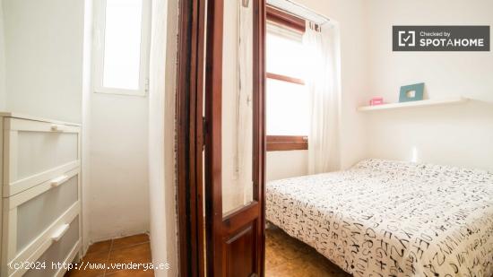 Habitación amueblada con patio interior con vistas a la ventana en un apartamento de 6 dormitorios,