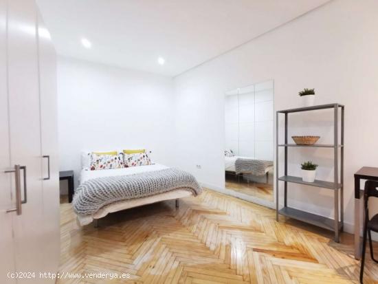  Habitación interior con calefacción en piso compartido, Puerta del Sol - MADRID 