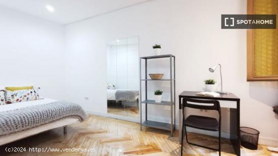 Habitación interior con calefacción en piso compartido, Puerta del Sol - MADRID