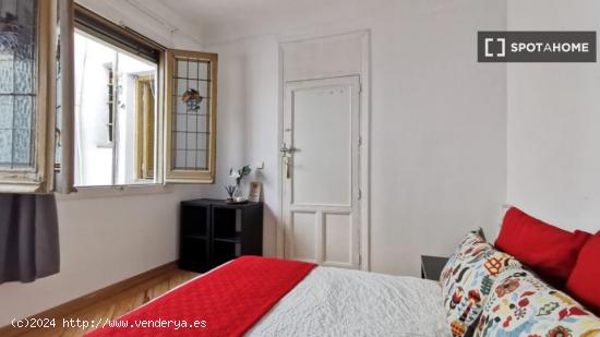 Habitación amueblada con calefacción en piso compartido, Puerta del Sol - MADRID