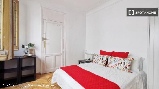 Habitación amueblada con calefacción en piso compartido, Puerta del Sol - MADRID